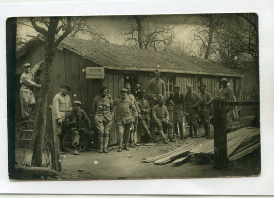 carte photo soldats français section topographique devant une baraque 1914-1918