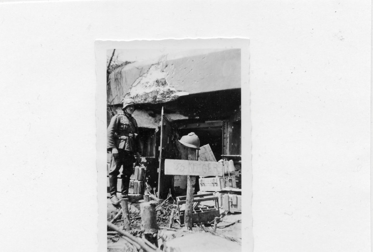 photo d'un soldat allemand devant la tombe de 55 noirs, Maubeuge 1940