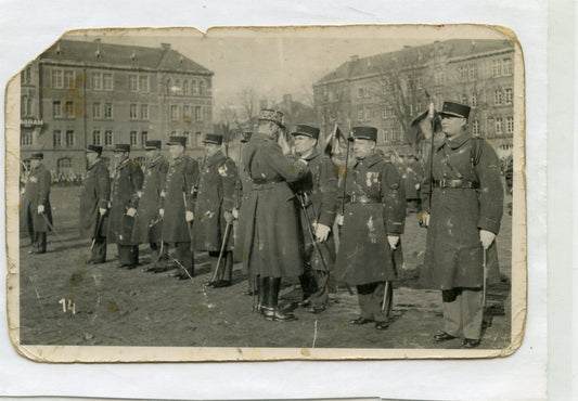 carte photo sous-off du 23°RIF recevant des décorations banane Lauter Maginot