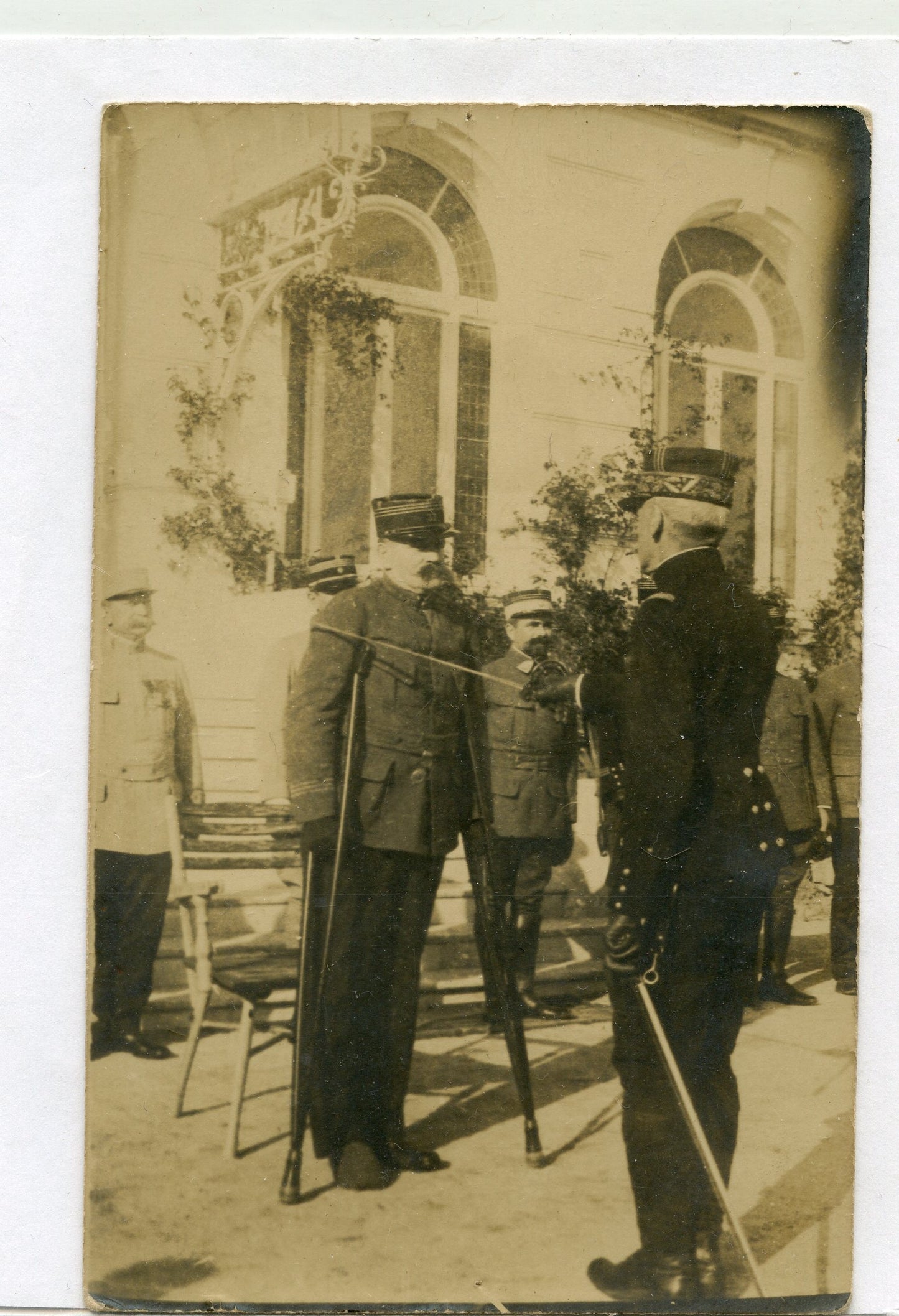 carte photo d'un général décorant un officier blessé en 1916