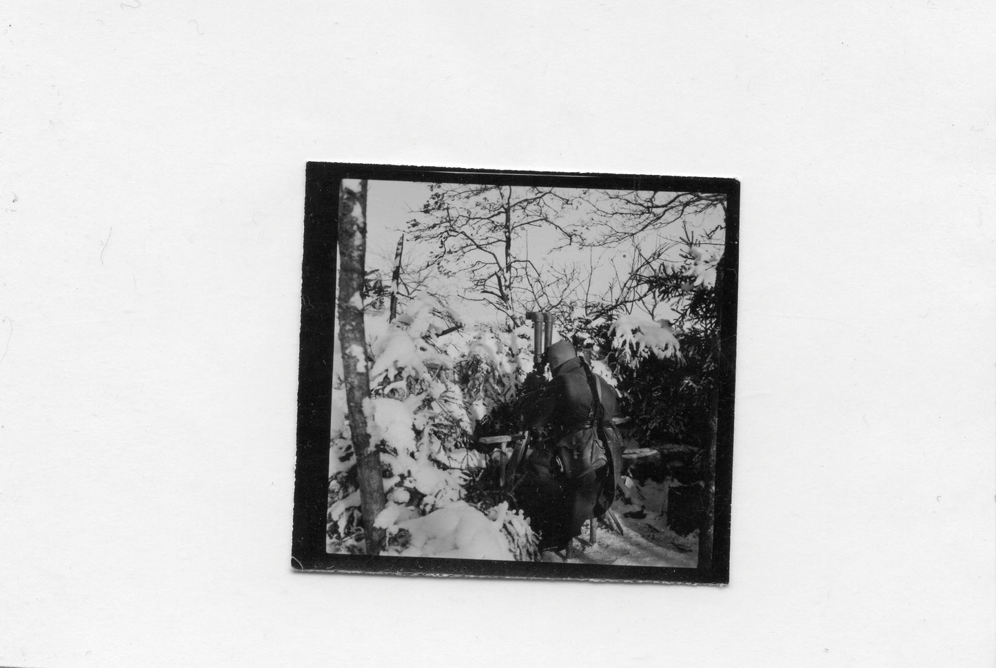 photo d'un soldat français observant dans un avant poste Lorraine drôle de guerre 1939-40