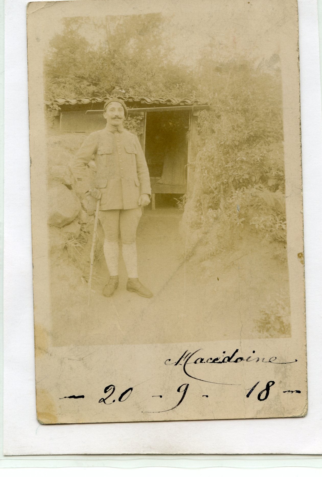 carte photo d'un artilleur devant son abri en Macédoine 1918