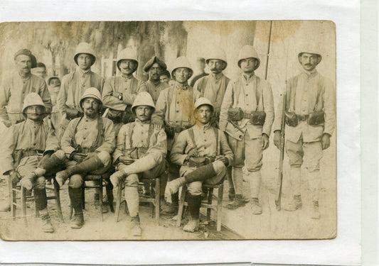 carte photo d'un groupe de poilus du 157°RI armée d'Orient certains avec poignards