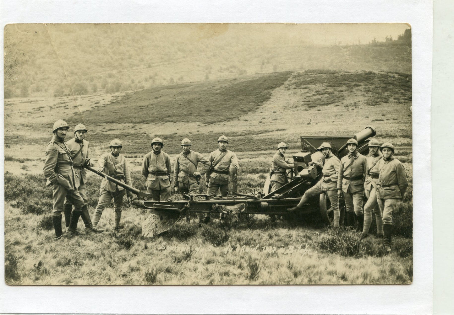 carte photo d'un groupe d'artilleurs servant un canon lourd au dos Bitche