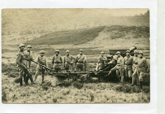 carte photo d'un groupe d'artilleurs servant un canon lourd au dos Bitche