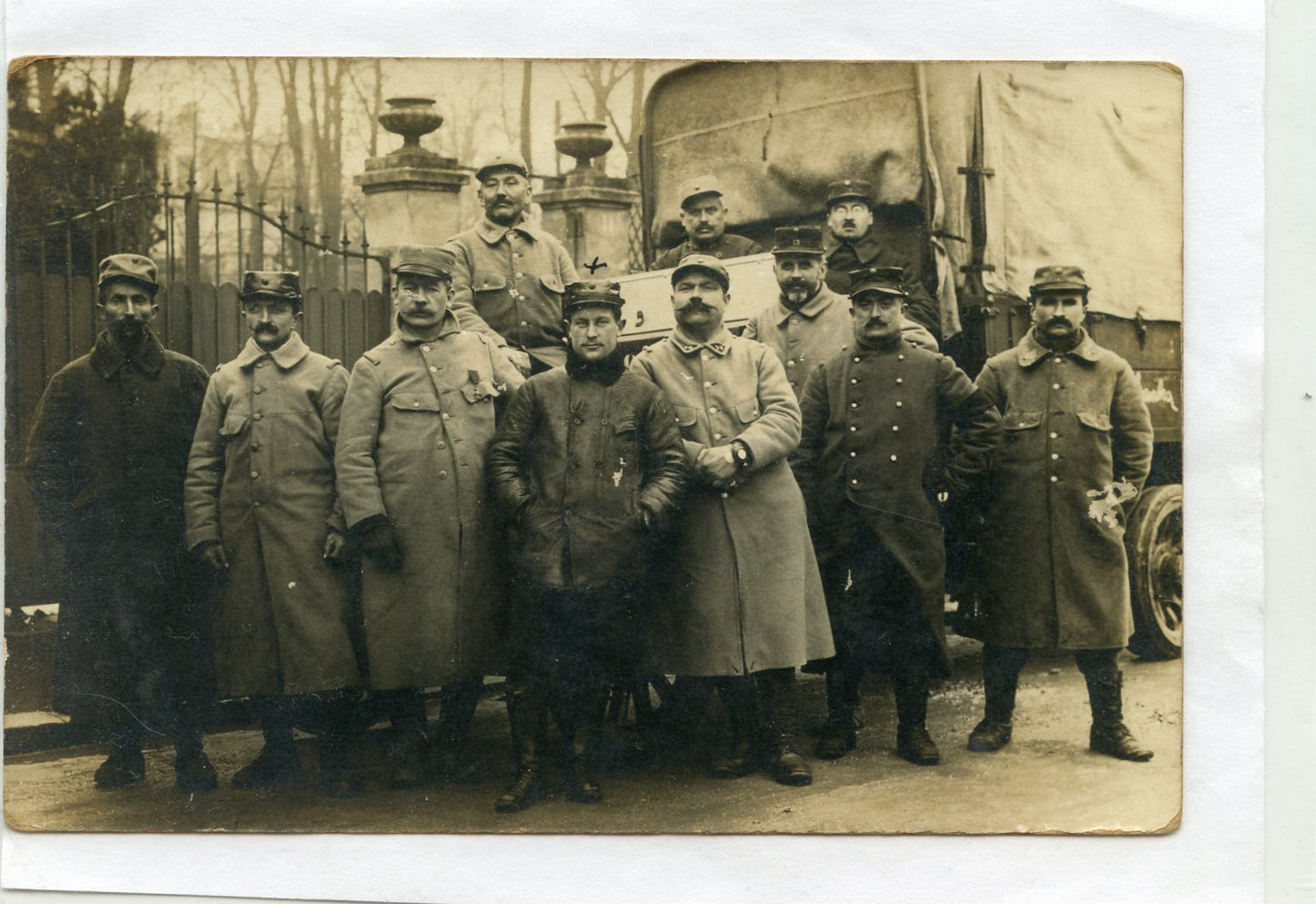 carte photo d'un groupe de conducteurs devant un camion 1914-1918