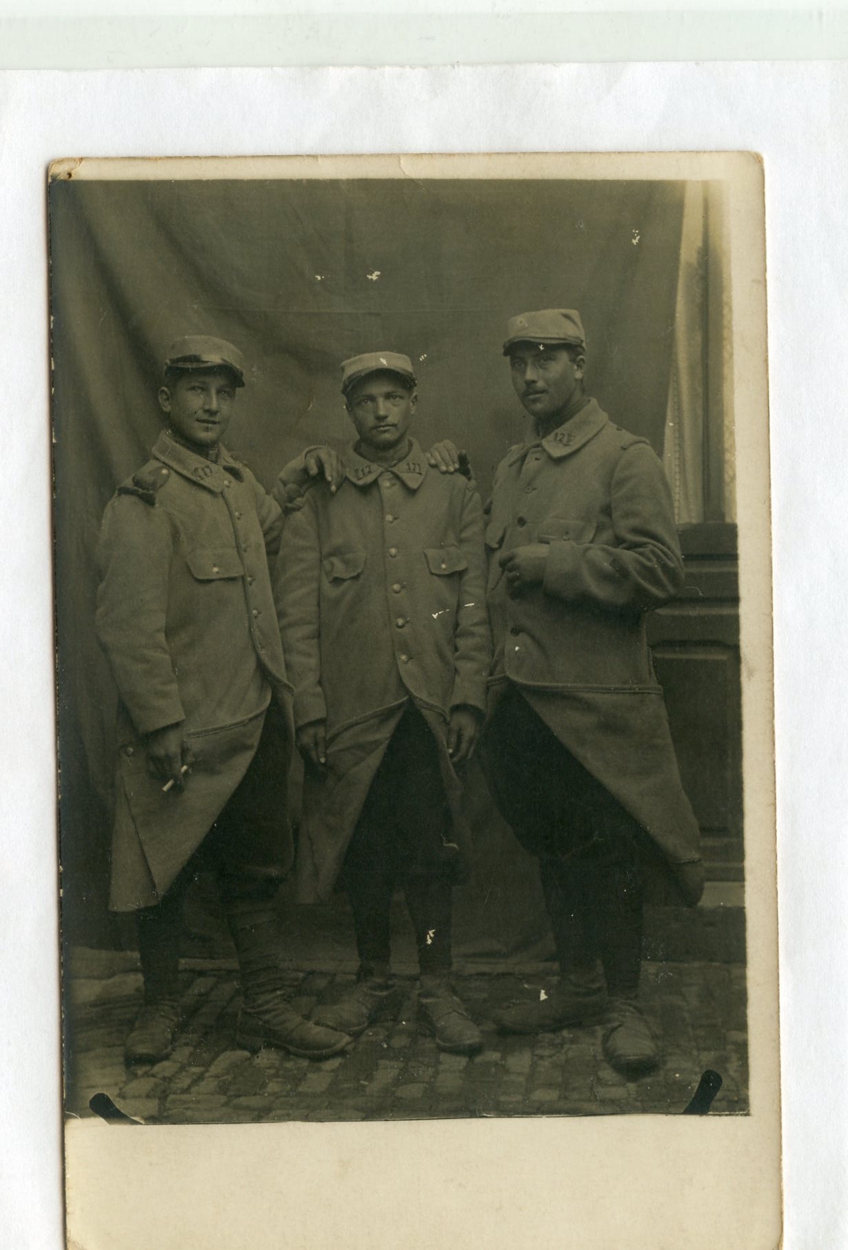 carte photo d'un groupe de poilus du 17°RI en capote Poiret