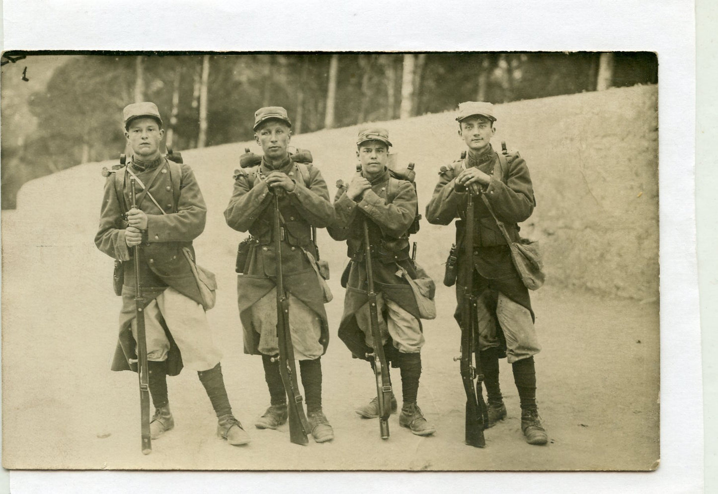 carte photo d'un groupe de poilus du 141+RIA équipés 1914-1918