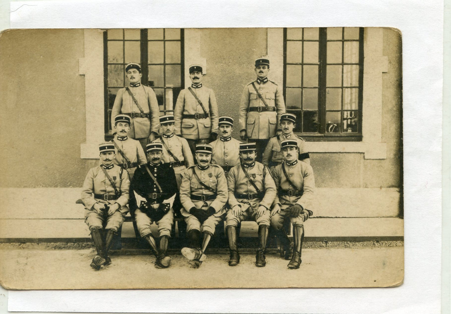 carte photo d'un groupe de gendarmes années 20 certains décorés