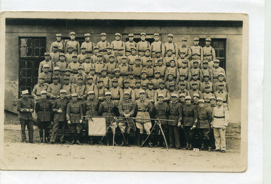 carte photo escadron 18° chasseurs à cheval avec fanion 1920-30