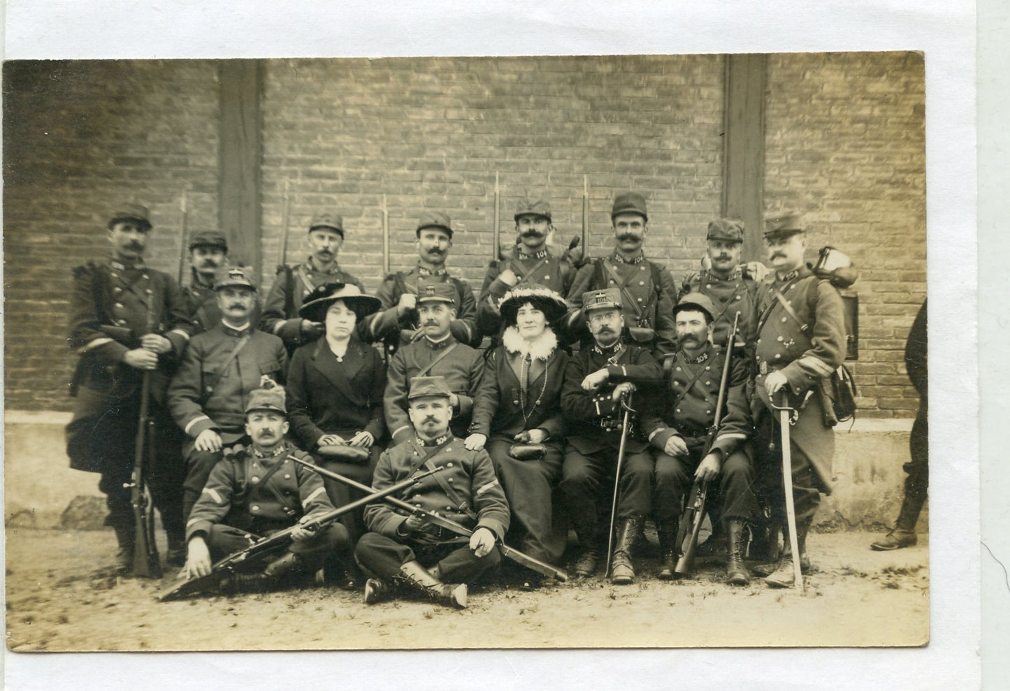 carte photo officiers et soldats du 104°RIT en tenue de campagne 1914