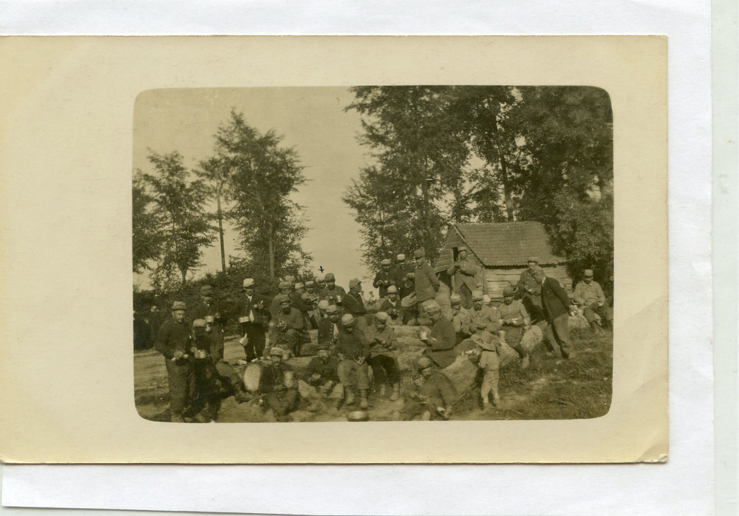 carte photo d'un groupe de poilus du 102°RIT au repas 1914-1918