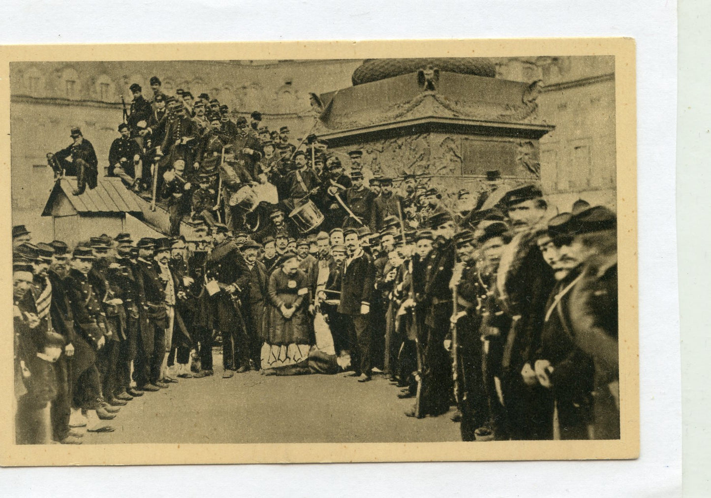 carte postale groupe de fédérés au pied de la colonne Vendôme guerre 1870-71