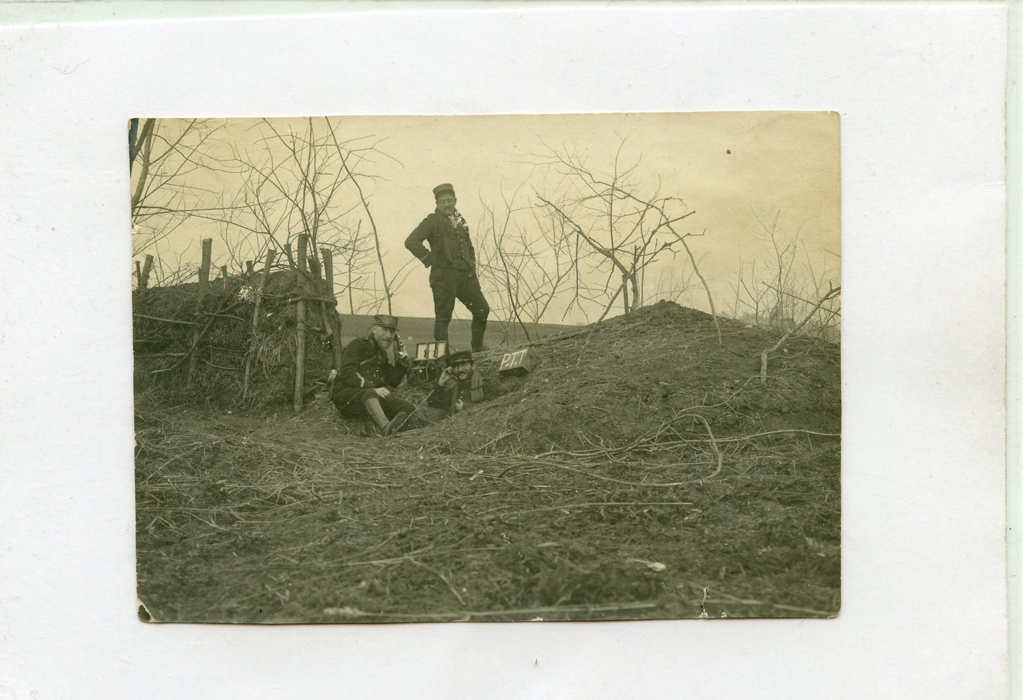 photo d'un poste téléphoniste au combat Acy (Aisne) janvier 1915 10,5 x 7.5 cm