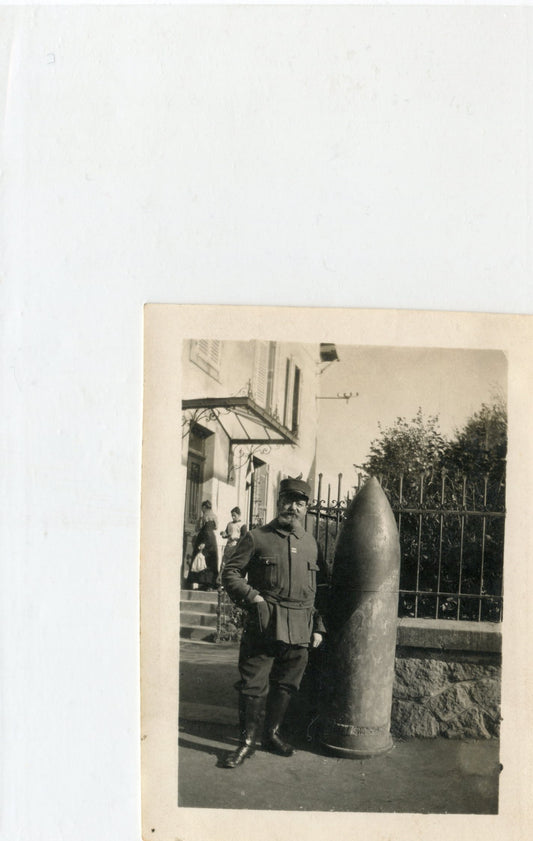 photo d'un officier Français à côté d'un énorme obus , 1914-1918 9 x 7 cm