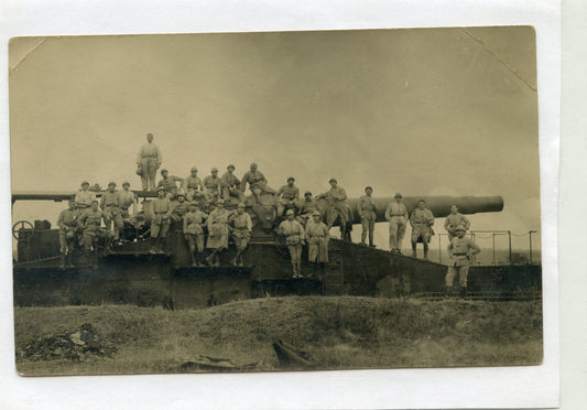 carte photo d'un canon de 400 mm sur voie ferrée avec personnel 1914-1918