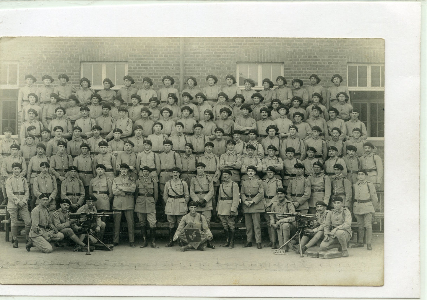 carte photo d'une compagnie de mitrailleuses du 97° rgt d'infanterie alpine, beau fanion