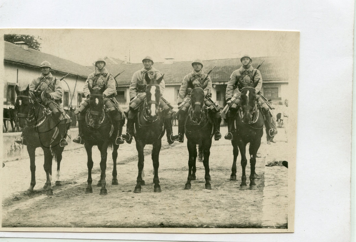 carte photo d'un groupe de cavaliers montés équipés 8 au col années 20