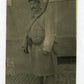 carte photo d'un poilu redescendant des lignes équipé capote Poiret vers 1915 texte au dos