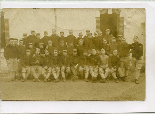 carte photo d'un groupe de poilus du 120° rgt d'infanterie classe 17