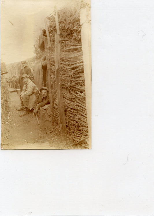 photo de poilus dans une tranchée légende au dos vers 1915 10,5 x 6,5 cm