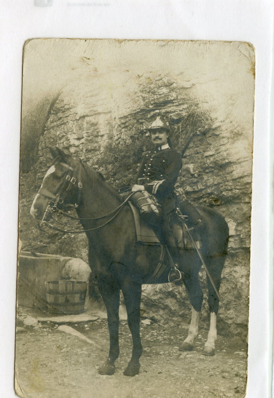 carte photo d'un cavalier du 4° dragons équipé sur son cheval