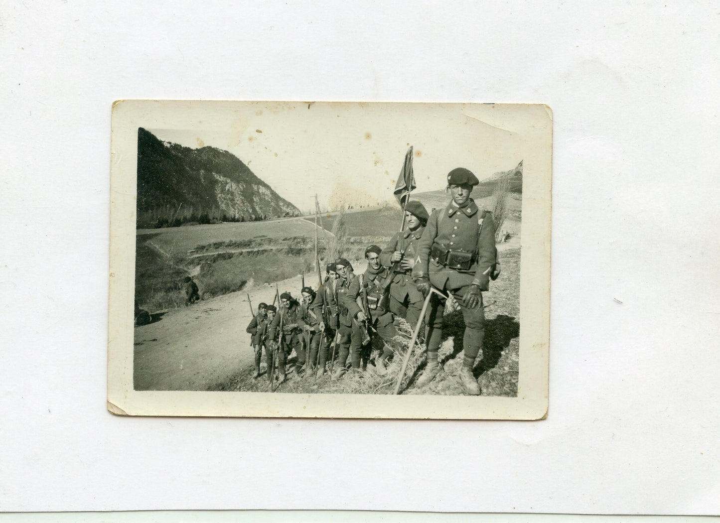 photo d'un groupe de chasseurs du 15°BCA Barcelonnette avec fanion 1932 (au dos) 9x6,5 cm