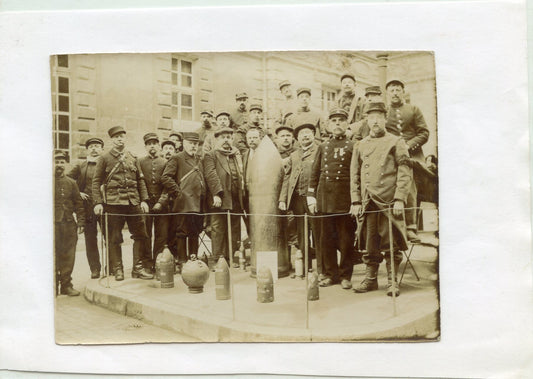 photos soldats français devant obus allemands 1914 110x85 mm