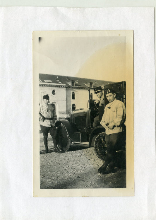 photo de soldats français devant camion chenillé années 30-40