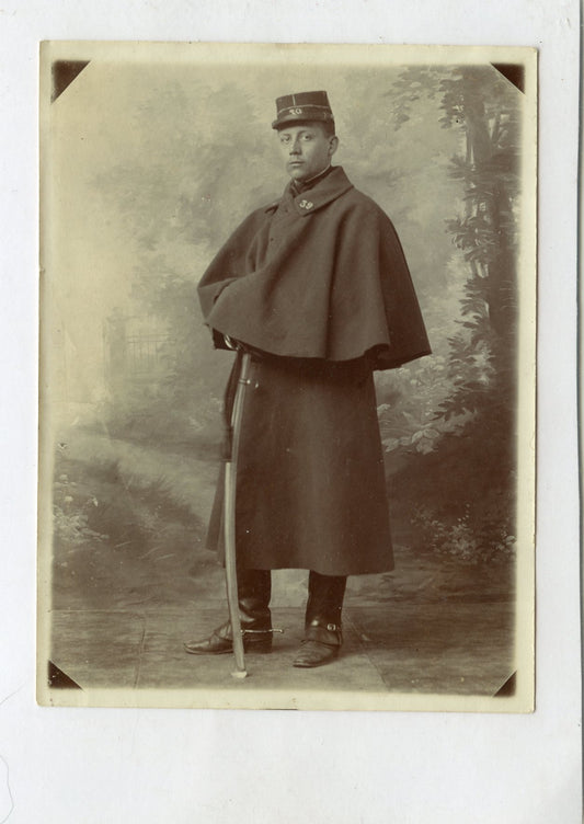 photo artilleur du 39°RA avec sabre et manteau à rotonde 1914-1918 12x9 cm