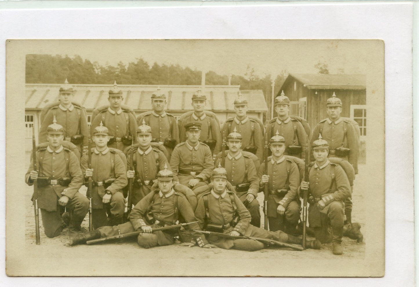 carte photo soldats de la garde ou grenadiers prussiens, casques à pointe en feutre 1914-1918