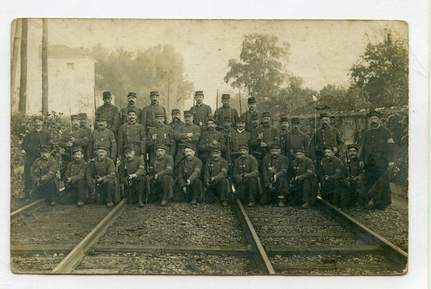 carte photo poilus gardes voies avec fusil gras, brassards  1914-18