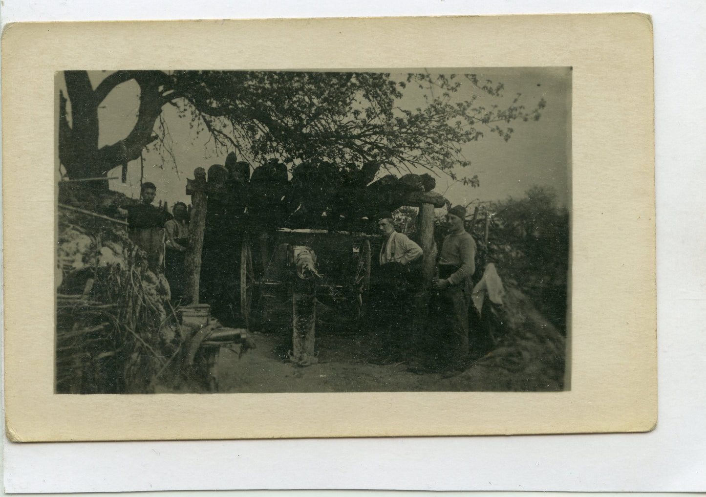 carte photo d'un canon de 75 en position de tir dans abri 1914-1918