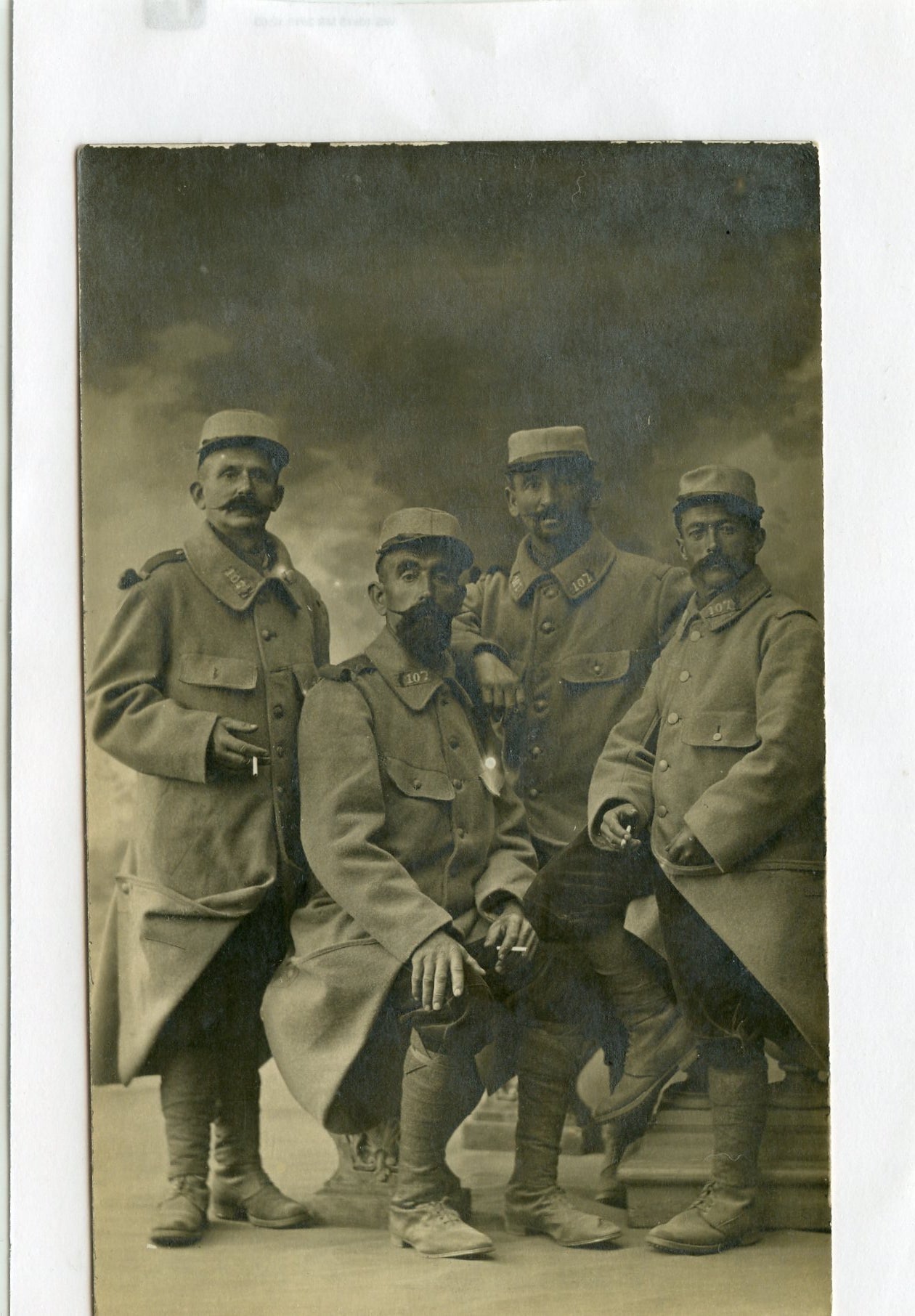 carte photo de poilus du 107 territorial en capote Poiret 1915