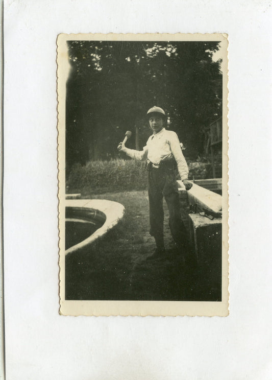 photo d'un enfant déguisé en résistant fausse grenade à manche casque Adrian avec étoile  11x65mm