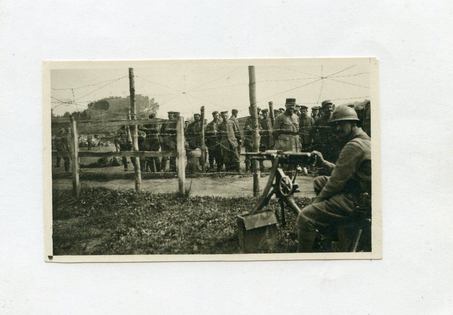 photo prisonniers allemands gardés par un poilu avec sa mitrailleuse 1918 1914-18 11x7 cm