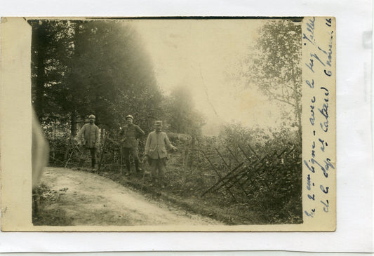 carte photo de poilus devant un réseau de barbelés 1914-1918