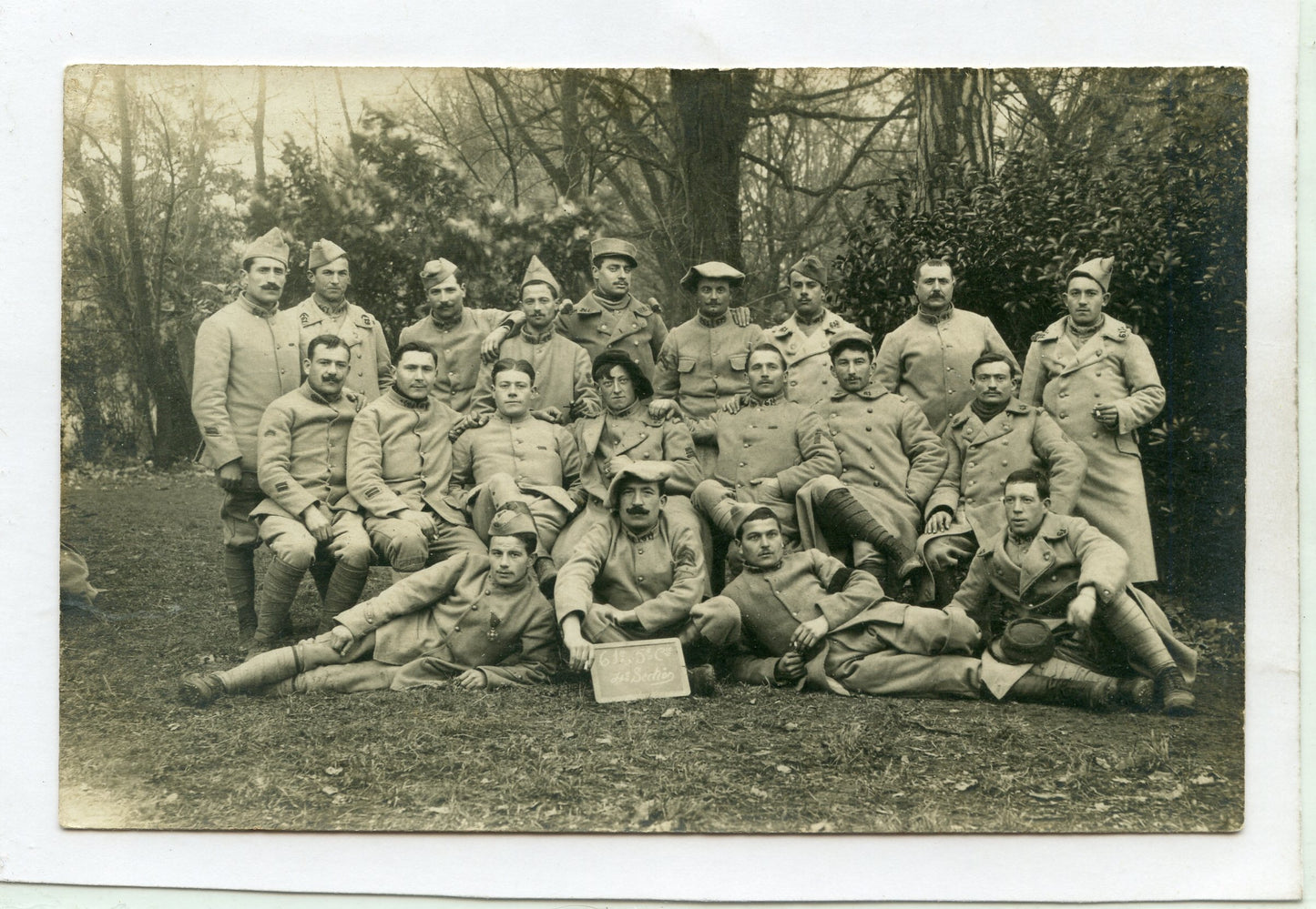 carte photo d'un groupe de poilus du 61°rgt d'infanterie janvier 1917 avant départ à l'armée d'Orient