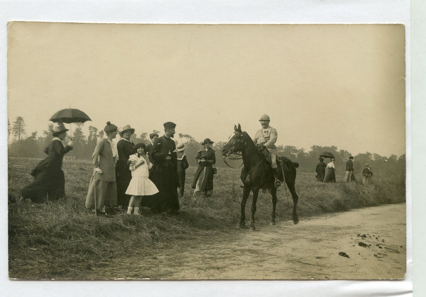 carte photo officier et aumônier avec civils 1914-1918