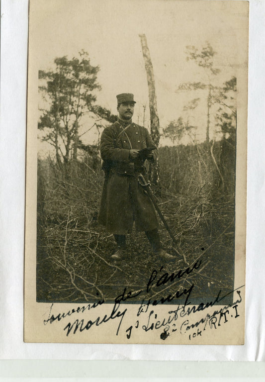 carte photo d'un lieutenant du 104°RITen tenue de combat 1914-18