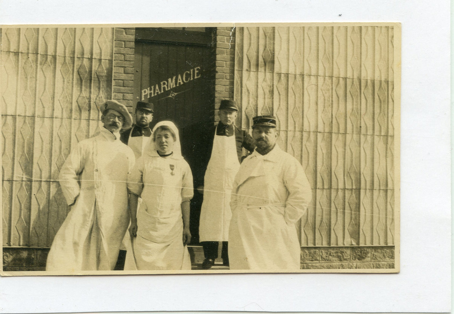 carte photo pharmacie ambulance Urbes (alsace), 1916, infirmière avec croix de guerre