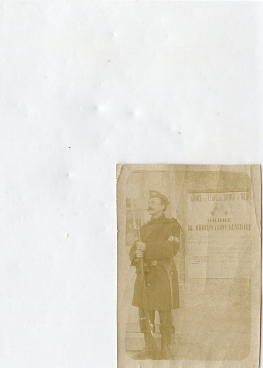 photo d'un soldat des GVC avec fusil gras devant affiche de mobilisation 1914  8,5 x 6 cm 1914-1918