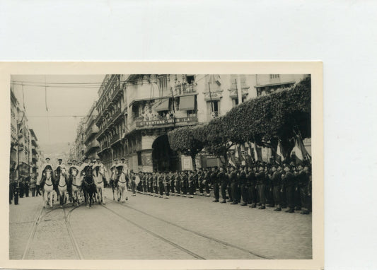 photo d'un défilé de spahis à cheval Alger 11 novembre 1955, Algérie