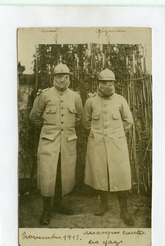 carte photo de deux poilus avec masque tampon 1915