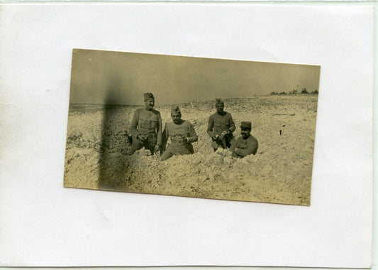 photo officiers dans un trou d'obus Main de Massiges Champagne 1915, 44°RAC 1915 100x55 mm