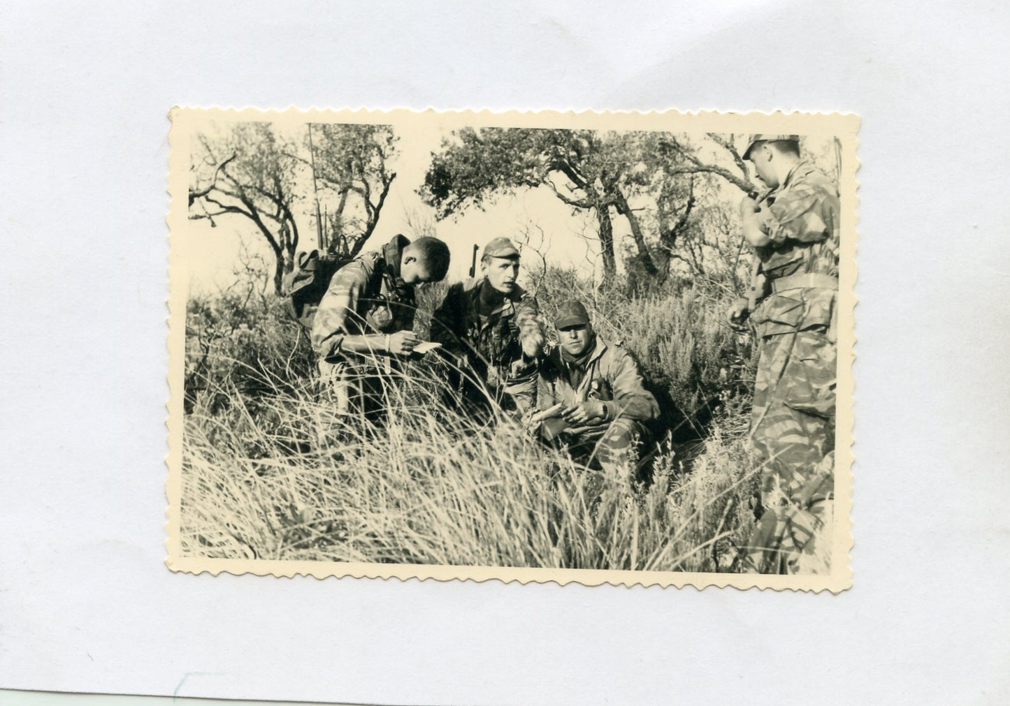 2 photos de parachutistes en Algérie tenues camouflées