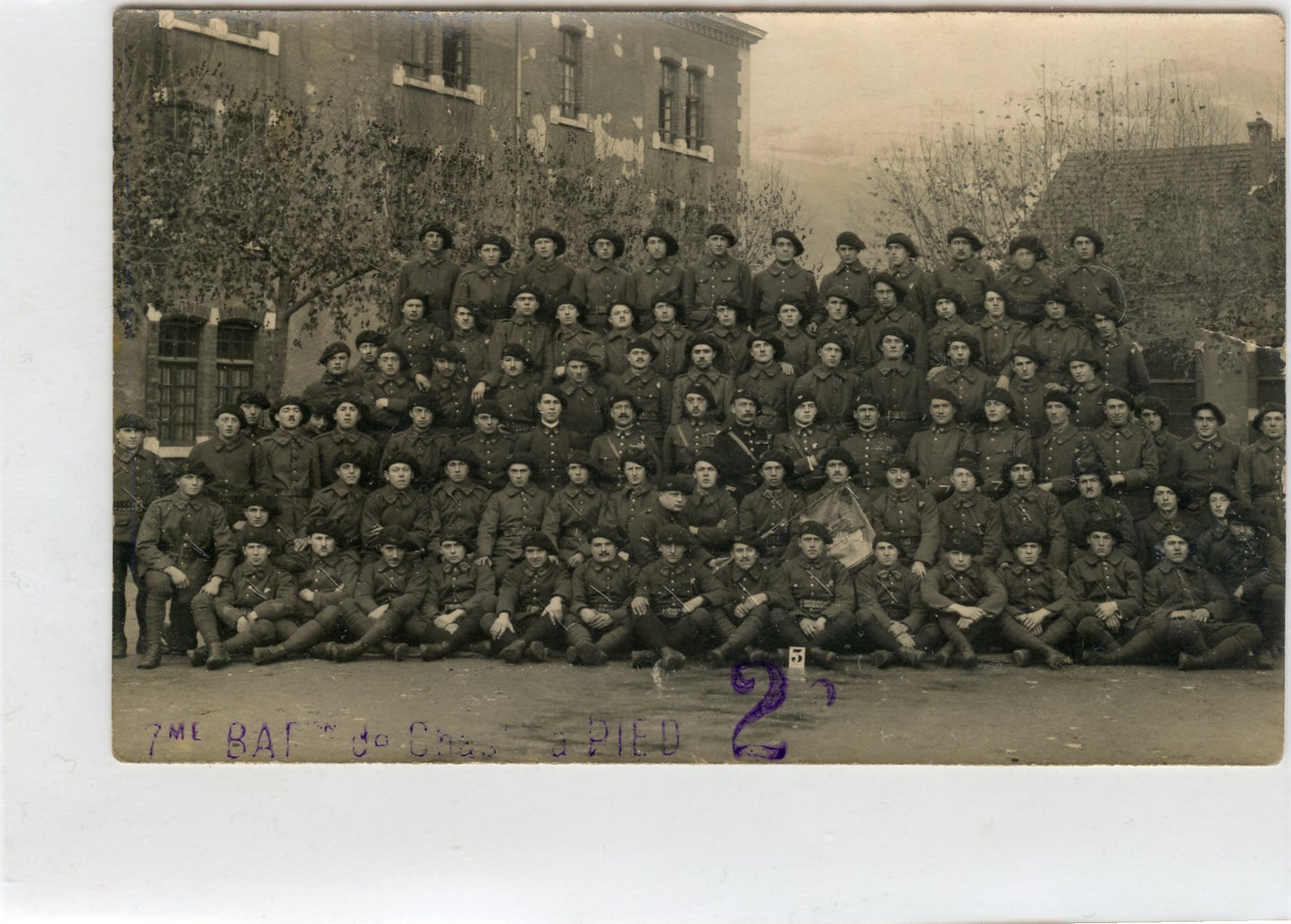 carte photo d'une compagnie du 7ème bataillon de chasseurs alpins avec fanion, années 20