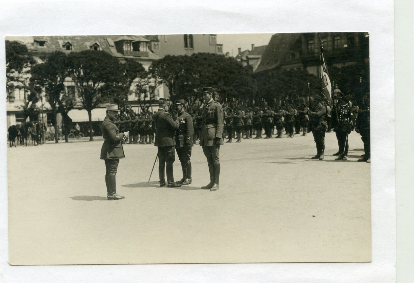 carte photo d'une remise de décorations avec compagnie et drapeau des chasseurs 1914-1918