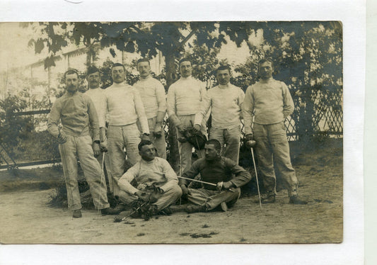 carte photo d'un groupe de cavaliers en tenue d'escrime avant 1914