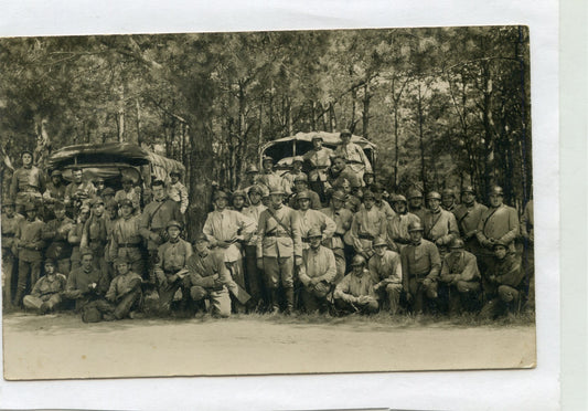 carte photo d'artilleurs devant leurs camions 1925